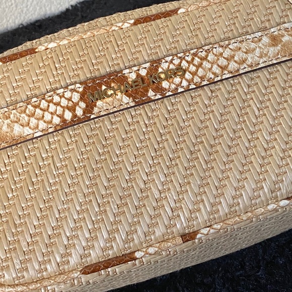 💋🍒 Michael Kors straw pythons Crossbody Bag - Picture 5 of 9